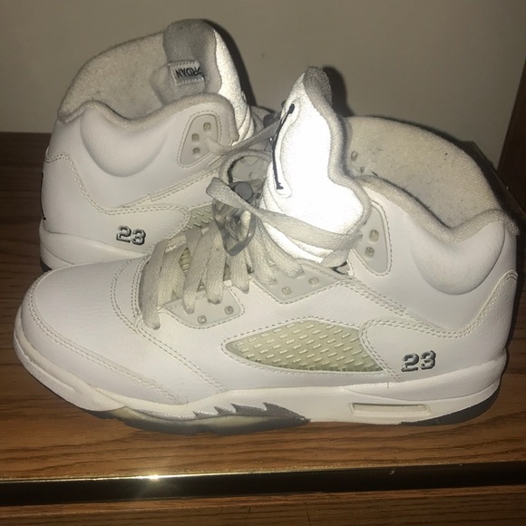 Jordan Shoes - White Jordans Boy size